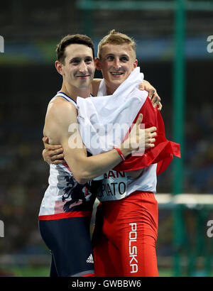 Della Polonia Maciej Lepiato (destra) celebra la vittoria al fianco di Gran Bretagna Jonathan Broom-Edwards dopo l'impostazione di un nuovo record del mondo durante gli Uomini Salto in alto T44 Final durante il quinto giorno del 2016 Rio Giochi Paralimpici di Rio de Janeiro in Brasile. Foto Stock