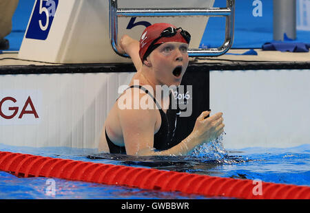 Gran Bretagna Susanna Rogers celebra vincendo oro durante la donna 50m Butterfly - S7 finale alla Olympic Aquatics Stadium durante il quinto giorno del 2016 Rio Giochi Paralimpici di Rio de Janeiro in Brasile. Foto Stock