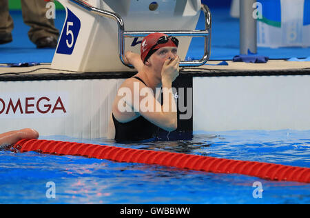 Gran Bretagna Susanna Rogers celebra vincendo oro durante la donna 50m Butterfly - S7 finale alla Olympic Aquatics Stadium durante il quinto giorno del 2016 Rio Giochi Paralimpici di Rio de Janeiro in Brasile. Foto Stock