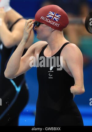 Gran Bretagna Susanna Rogers all'inizio della gara, prima di andare a vincere oro durante la donna 50m Butterfly - S7 finale alla Olympic Aquatics Stadium durante il quinto giorno del 2016 Rio Giochi Paralimpici di Rio de Janeiro in Brasile. Foto Stock