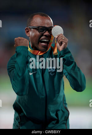 Il Brasile è Renato Nunes da Cruz celebra con la sua medaglia d argento dopo gli uomini 4x100m T42-47 Final durante il quinto giorno del 2016 Rio Giochi Paralimpici di Rio de Janeiro in Brasile. Foto Stock