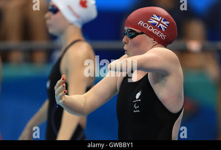 Gran Bretagna Susanna Rogers all'inizio della gara, prima di andare a vincere oro durante la donna 50m Butterfly - S7 finale alla Olympic Aquatics Stadium durante il quinto giorno del 2016 Rio Giochi Paralimpici di Rio de Janeiro in Brasile. Foto Stock