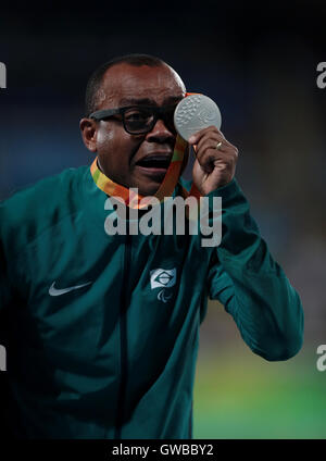 Il Brasile è Renato Nunes da Cruz celebra con la sua medaglia d argento dopo gli uomini 4x100m T42-47 Final durante il quinto giorno del 2016 Rio Giochi Paralimpici di Rio de Janeiro in Brasile. Foto Stock