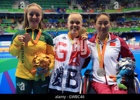 Gran Bretagna Eleanor Simmonds con la sua medaglia d'oro conquistata nel femminile 200m singoli Medley - SM6 finale alla Olympic Aquatics Stadium durante il quinto giorno del 2016 Rio Giochi Paralimpici di Rio de Janeiro in Brasile. Foto Stock