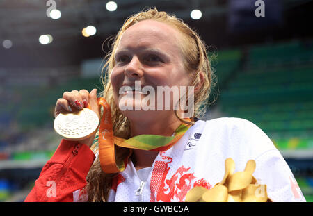 Gran Bretagna Susanna Rogers con la sua medaglia d'oro conquistata nel femminile 50m Butterfly - S7 finale alla Olympic Aquatics Stadium durante il quinto giorno del 2016 Rio Giochi Paralimpici di Rio de Janeiro in Brasile. Foto Stock