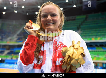 Gran Bretagna Susanna Rogers con la sua medaglia d'oro conquistata nel femminile 50m Butterfly - S7 finale alla Olympic Aquatics Stadium durante il quinto giorno del 2016 Rio Giochi Paralimpici di Rio de Janeiro in Brasile. Foto Stock