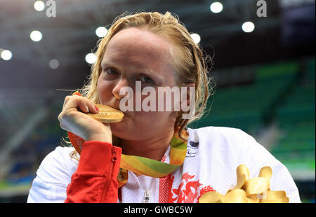 Gran Bretagna Susanna Rogers con la sua medaglia d'oro conquistata nel femminile 50m Butterfly - S7 finale alla Olympic Aquatics Stadium durante il quinto giorno del 2016 Rio Giochi Paralimpici di Rio de Janeiro in Brasile. Foto Stock