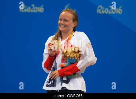 Gran Bretagna Susanna Rogers con la sua medaglia d'oro conquistata nel femminile 50m Butterfly - S7 finale alla Olympic Aquatics Stadium durante il quinto giorno del 2016 Rio Giochi Paralimpici di Rio de Janeiro in Brasile. Foto Stock