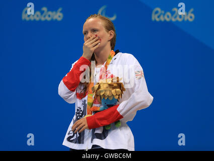 Gran Bretagna Susanna Rogers con la sua medaglia d'oro conquistata nel femminile 50m Butterfly - S7 finale alla Olympic Aquatics Stadium durante il quinto giorno del 2016 Rio Giochi Paralimpici di Rio de Janeiro in Brasile. Foto Stock