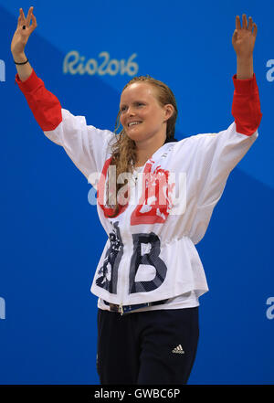 Gran Bretagna Susanna Rogers celebra la sua medaglia d'oro conquistata nel femminile 50m Butterfly - S7 finale alla Olympic Aquatics Stadium durante il quinto giorno del 2016 Rio Giochi Paralimpici di Rio de Janeiro in Brasile. Foto Stock