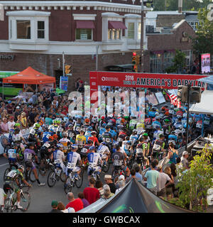 Il Downer Avenue bike race a Milwaukee nel Wisconsin è un evento annuale come parte del tour di America's Dairyland. Foto Stock