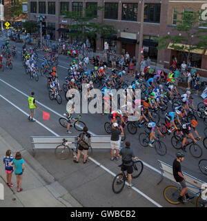 Il Downer Avenue bike race a Milwaukee nel Wisconsin è un evento annuale come parte del tour di America's Dairyland. Foto Stock