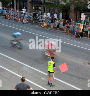 Il Downer Avenue bike race a Milwaukee nel Wisconsin è un evento annuale come parte del tour di America's Dairyland. Foto Stock