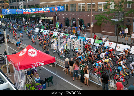 Il Downer Avenue bike race a Milwaukee nel Wisconsin è un evento annuale come parte del tour di America's Dairyland. Foto Stock