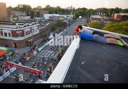 Il Downer Avenue bike race a Milwaukee nel Wisconsin è un evento annuale come parte del tour di America's Dairyland. Foto Stock