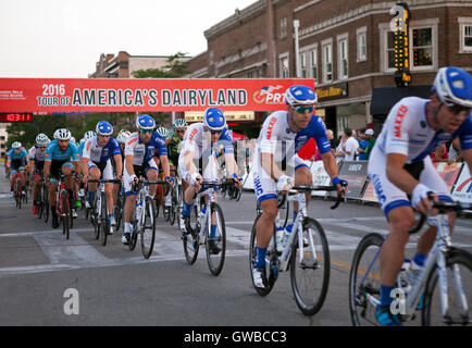 Il Downer Avenue bike race a Milwaukee nel Wisconsin è un evento annuale come parte del tour di America's Dairyland. Foto Stock