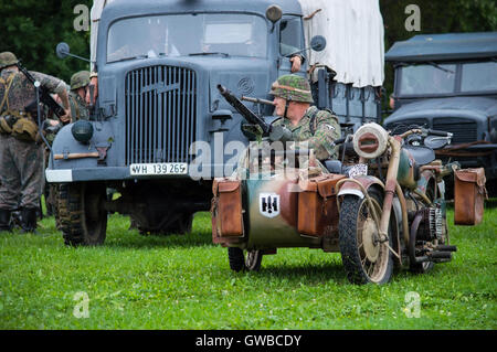 Soldato tedesco su BMW R75 motocicletta. Girato a 'Guerra Mondiale 2 Giorni " Storia rievocazione evento. Foto Stock
