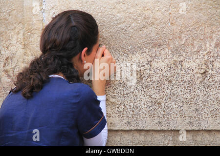 Donna appassionatamente pregare presso la Western Muro del Pianto anche noto come Kotel a Gerusalemme, Israele. Foto Stock