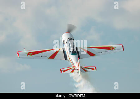 Zhitomir, Ucraina - 17 Giugno 2011: Yakovlev Yak-52 luce trainer e aereo acrobatico sta eseguendo il loop Foto Stock