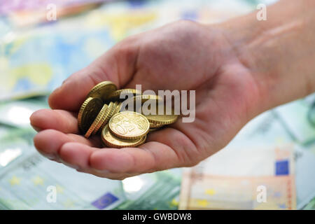 Monete in man mano closeup Foto Stock