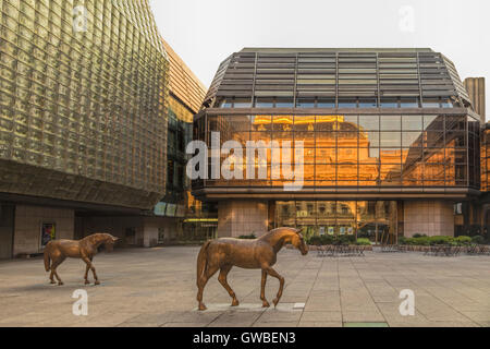Il tetto d'oro del Teatro Nazionale, che si riflette nel nuovo stadio del Teatro Nazionale di Nové Město, Praga, Repubblica Ceca. Foto Stock