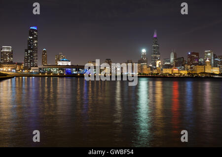 Sullo skyline di Chicago. Immagine di Chicago skyline notturno con la riflessione delle luci della città nel lago Michigan. Foto Stock