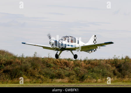 British Aerospace 120 Modello 1210 Bulldog G-JWCM in atterraggio a Breighton Airfield Foto Stock