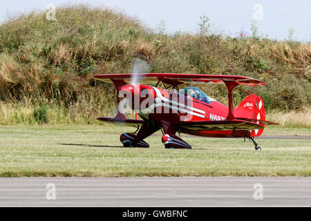 Pitts S-1T speciali N697RB il decollo da Breighton Airfield Foto Stock