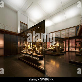 Vetrina romboidale in spazio gallery. Waddesdon Bequest Gallery presso il British Museum di Londra, Regno Unito. Architetto: Stanton Foto Stock