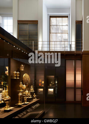 Vista lungo vetrine all'interno a doppia altezza galleria. Waddesdon Bequest Gallery presso il British Museum di Londra, Regno Unito. Architetto: Stanton Williams, 2015. Foto Stock