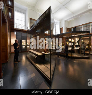 Vetrine romboidale con i visitatori nella galleria spazio. Waddesdon Bequest Gallery presso il British Museum di Londra, Regno Unito. Architetto: Stanton Williams, 2015. Foto Stock