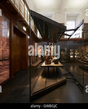 Vetrina romboidale in spazio gallery con religiosa statuetta. Waddesdon Bequest Gallery presso il British Museum di Londra, Regno Unito. Architetto: Stanton Williams, 2015. Foto Stock