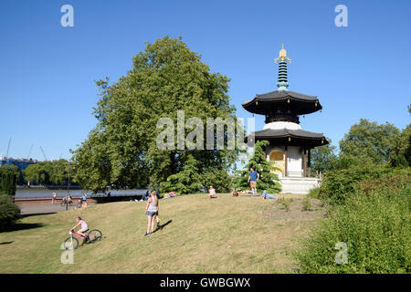 Battersea Park Pagoda della Pace con le famiglie godendo di una rilassante giornata estiva nel parco. Londra, Inghilterra Foto Stock