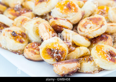 I biscotti di pasta sfoglia con semi di sesamo Foto Stock