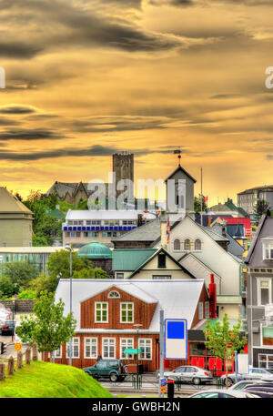 Vista di Reykjavik city centre in serata - Islanda Foto Stock