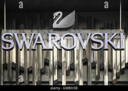 Swarovski logo su una parete. Swarovski è un produttore austriaco di lusso tagliare il vetro al piombo, con sede a Wattens, Austria Foto Stock