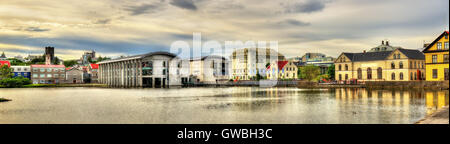 Vista del lago Tjornin nel centro di Reykjavik - Islanda Foto Stock