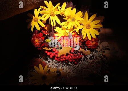 D'autunno bella bouquet luminoso da giardino fiore giallo e rosso dei fiori, foglie e bacche di arredamento per la casa Foto Stock