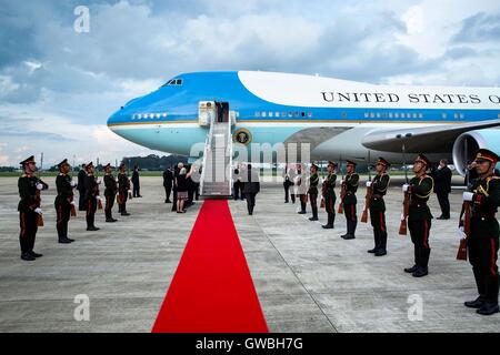 Stati Uniti Il presidente Barack Obama onde provenienti dalla porta della Air Force One prima di uscire il Laos dopo il vertice ASEAN Settembre 8, 2016 a Vientiane, Laos. Foto Stock