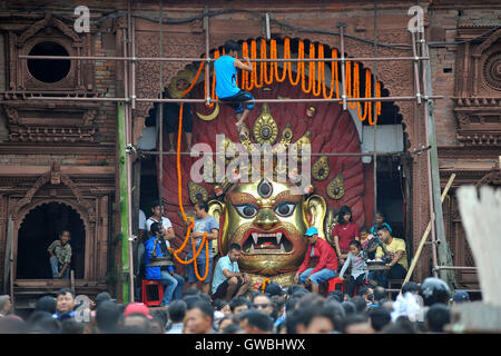 Kathmandu, Nepal. Xiii Sep, 2016. Devoto nepalese di decorare la maschera enorme di idolo Swet Bharab il primo giorno di Indra Jatra festival celebrato in Basantapur Durbar Square, Kathmandu, Nepal Martedì, 13 settembre 2016. La maschera di enorme di Swet Bhairab è aperta solo per una settimana durante la Indra Jatra festival. Devoti ha celebrato il dio della pioggia 'Indra' per una settimana a Kathmandu. Credito: Narayan Maharjan/Pacific Press/Alamy Live News Foto Stock