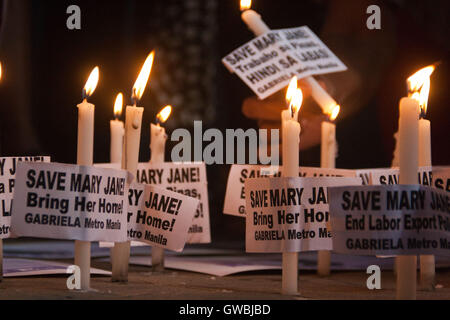 Manila, Filippine. Xiii Sep, 2016. Le donne del gruppo diritti Gabriela condurre una candela cerimonia di illuminazione, lungo Taft Avenue a Manila, come la chiamano per Presidente Duterte l'aiuto nel salvataggio di Mary Jane Veloso dall'esecuzione in Indonesia. Credito: J Gerard Seguia/Pacific Press/Alamy Live News Foto Stock