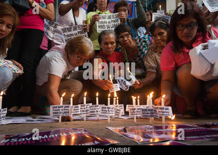 Manila, Filippine. Xiii Sep, 2016. Le donne del gruppo diritti Gabriela condurre una candela cerimonia di illuminazione, lungo Taft Avenue a Manila, come la chiamano per Presidente Duterte l'aiuto nel salvataggio di Mary Jane Veloso dall'esecuzione in Indonesia. Credito: J Gerard Seguia/Pacific Press/Alamy Live News Foto Stock