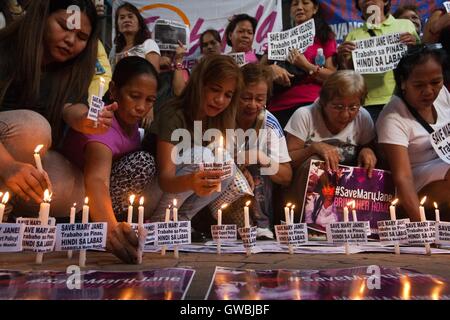 Manila, Filippine. Xiii Sep, 2016. Le donne del gruppo diritti Gabriela condurre una candela cerimonia di illuminazione, lungo Taft Avenue a Manila, come la chiamano per Presidente Duterte l'aiuto nel salvataggio di Mary Jane Veloso dall'esecuzione in Indonesia. Credito: J Gerard Seguia/Pacific Press/Alamy Live News Foto Stock