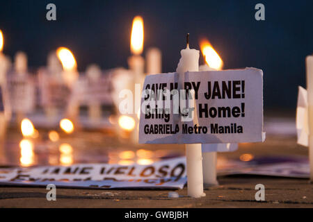 Manila, Filippine. Xiii Sep, 2016. Le donne del gruppo diritti Gabriela condurre una candela cerimonia di illuminazione, lungo Taft Avenue a Manila, come la chiamano per Presidente Duterte l'aiuto nel salvataggio di Mary Jane Veloso dall'esecuzione in Indonesia. Credito: J Gerard Seguia/Pacific Press/Alamy Live News Foto Stock