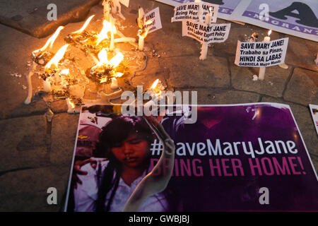 Manila, Filippine. Xiii Sep, 2016. Le donne del gruppo diritti Gabriela condurre una candela cerimonia di illuminazione, lungo Taft Avenue a Manila, come la chiamano per Presidente Duterte l'aiuto nel salvataggio di Mary Jane Veloso dall'esecuzione in Indonesia. Credito: J Gerard Seguia/Pacific Press/Alamy Live News Foto Stock