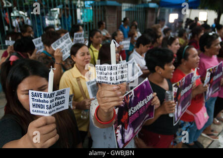 Manila, Filippine. Xiii Sep, 2016. Le donne del gruppo diritti Gabriela condurre una candela cerimonia di illuminazione, lungo Taft Avenue a Manila, come la chiamano per Presidente Duterte l'aiuto nel salvataggio di Mary Jane Veloso dall'esecuzione in Indonesia. Credito: J Gerard Seguia/Pacific Press/Alamy Live News Foto Stock