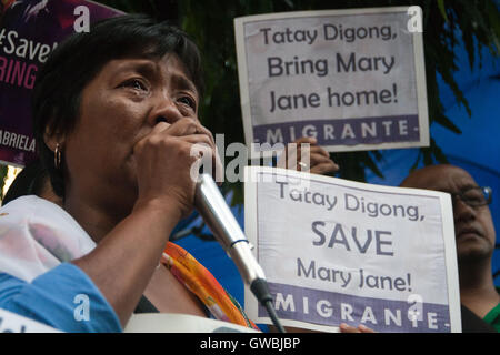 Manila, Filippine. Xiii Sep, 2016. Mary Jane della madre, Celia Veloso, versa lacrime mentre si parla alla folla di fronte al Philippine Christian University di Manila. Le donne del gruppo diritti Gabriela condurre una candela cerimonia di illuminazione, lungo Taft Avenue a Manila, come la chiamano per Presidente Duterte l'aiuto nel salvataggio di Mary Jane Veloso dall'esecuzione in Indonesia. Credito: J Gerard Seguia/Pacific Press/Alamy Live News Foto Stock