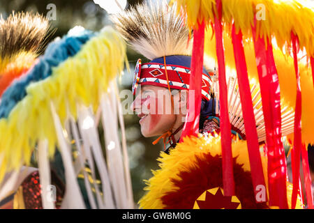 Native American ballerini dall'Arapahoe persone vestite in costumi tradizionali eseguire una danza di fantasia al villaggio indiano durante il Cheyenne Frontier Days Luglio 25, 2015 in Cheyenne Wyoming. Giorni di frontiera celebra le tradizioni del cowboy del west con un rodeo, parata e fiera. Foto Stock