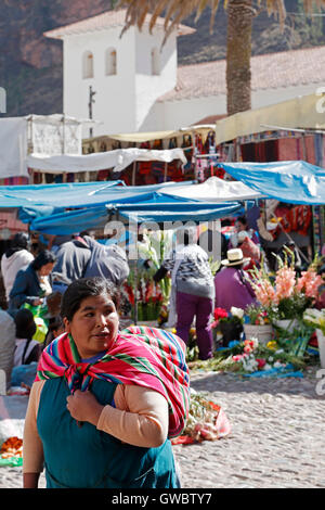 Mercato di domenica, il campanile di San Pedro Apostol (St. Pietro Apostolo) Chiesa in background, Pisac, Cusco, Perù Foto Stock