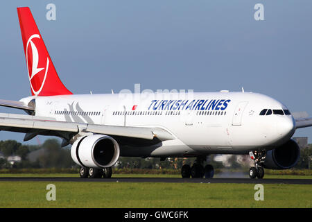 La Turkish Airlines Airbus A330-200 tocca verso il basso sulla pista 18R a Amsterdam Schipol Airport. Foto Stock